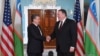 Президент Узбекистана Шавкат Мирзияев (слева) и государственный секретарь США Майк Помпео. 