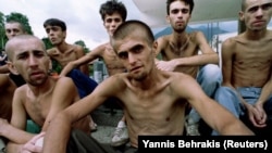 Muslimanski zatočenici čekaju hranu nakon oslobađanja iz logora Dretelj, 1993.