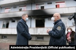 Președintele Klaus Iohannis și secretarul de stat Raed Arafat, la spitalul Matei Balș după incendiu. 4 oameni au murit în acest incendiu, pacienții au fost găsiți carbonizați. Într-un singur an au avut loc 11 incendii în spitalele din România.