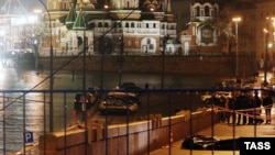 Вид на лежащее на мосту тело у стен Кремля. Москва, 27 февраля 2015 года.