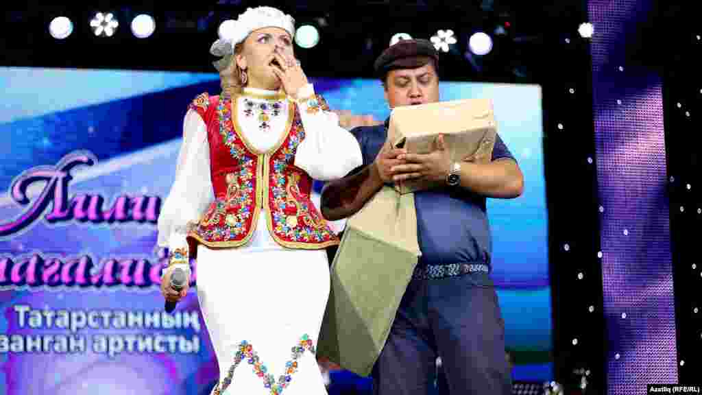 Лилия Муллагалиева һәм концертны алып баручы Рөстәм Гайзуллин