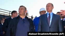 Президент Володимир Путін і Аркадій Ротенберг на будівництві Керченського мосту 15 вересня 2016 року