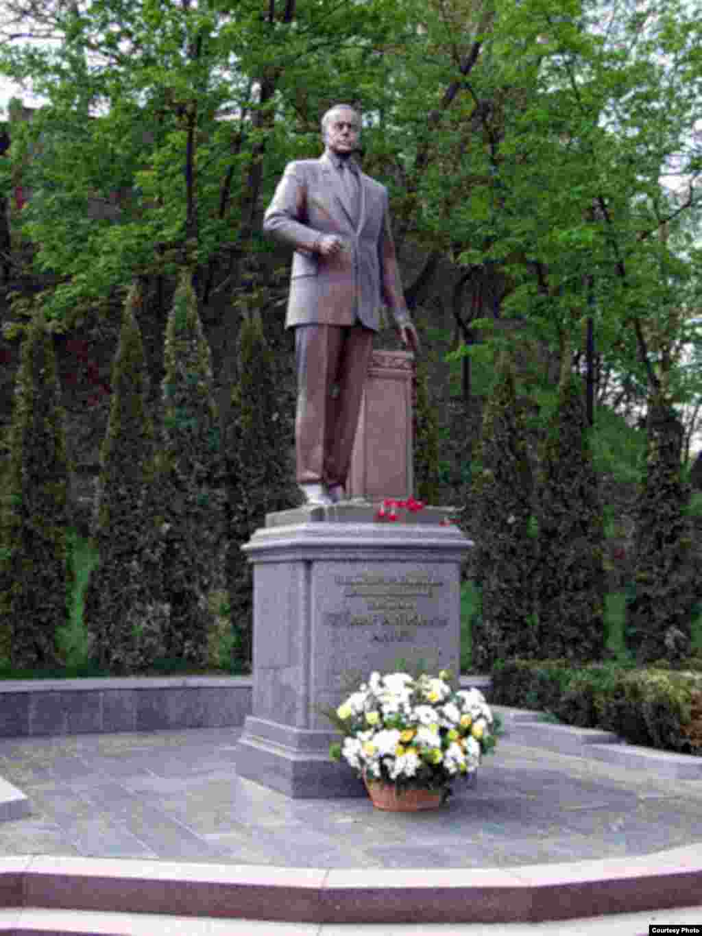 A statue of Heydar Aliyev was unveiled in Kyiv, Ukraine, on June 4, 2004. 