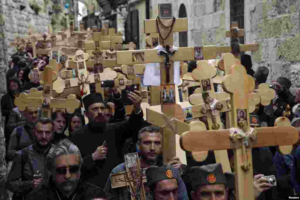 Credincioși din Serbia pe Via Dolorosa în cursul procesiunii anuale din vechiul oraș, la Ierusalim în Israel. &nbsp;