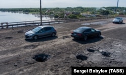 The Antonivskiy Bridge over the Dnieper River on July 20 before it was hit by a Ukrainian rocket strike.