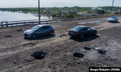 The Antonivskiy bridge over the Dnieper River on July 20 before it was hit by a Ukrainian rocket strike.
