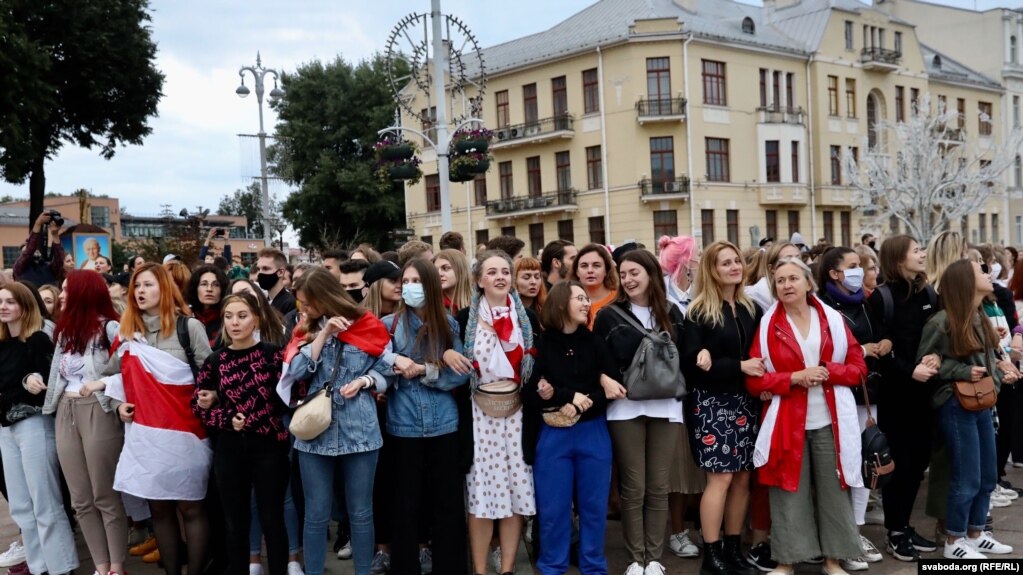 Беларусда 1 сентябрь куни намойишга чиққанлардан бир гуруҳи.