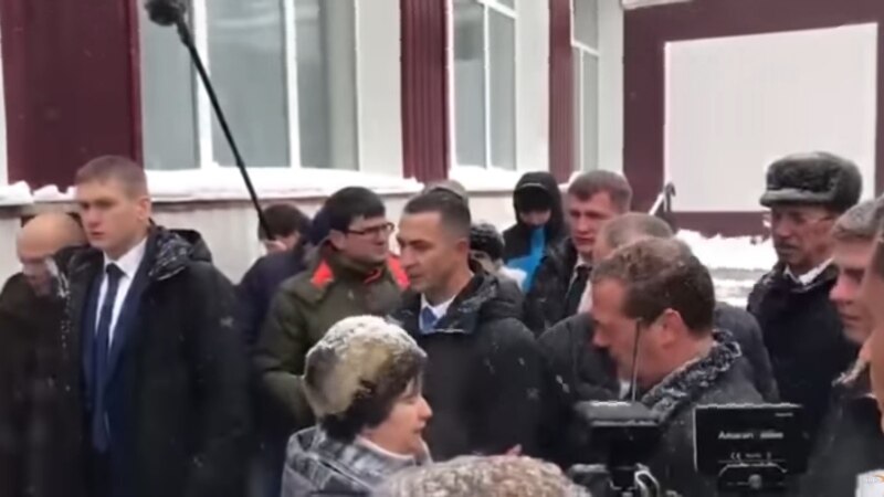 Алтайская пенсионерка встала на колени перед премьером Медведевым