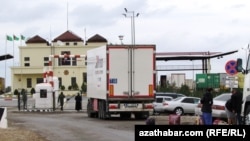 Türkmen gümrük geçelgeleriniň biri (Illýustrasiýa suraty)