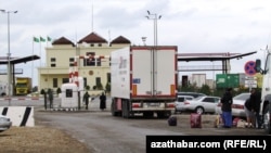 Türkmenistanyň Özbegistan bilen serhetdäki gözegçilik-geçiriş nokady. Arhiwden alyndy. 