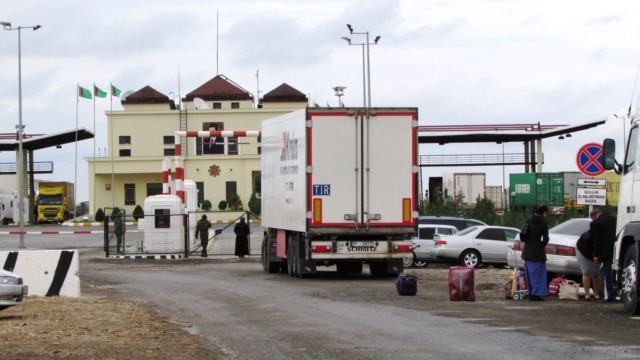 Diňle: Türkmen-özbek serhedinde açyljak täze bazar haryt bilen 'doldurylýar', prezident portretleri bilen bezelýär Diňle: Türkmen-özbek serhedinde açyljak täze bazar haryt bilen 'doldurylýar', prezident portretleri bilen bezelýär