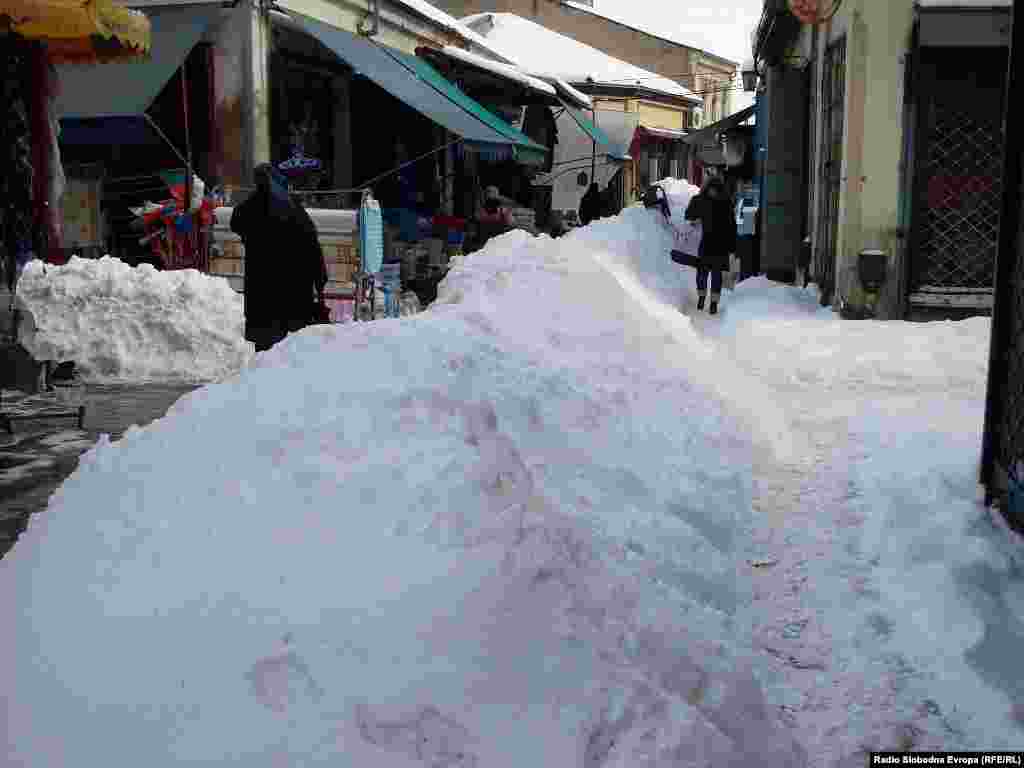 Широк Сокак во Битола, затрупан со снег.
