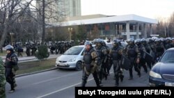 Хавфсизлик кучлари Садир Жапаров тарафдорларини Бишкекнинг марказий майдонидан суриб чиқарди.