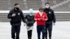 Московские полицейские сопровождают задержанных в отделение для проверки документов (архив)