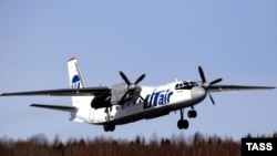 Архивска фотографија, авион „Антонов Ан-24“ кој припаѓа на авиопревозникот „ЈуТеар“, аеродром Ханти-Мансијск, 