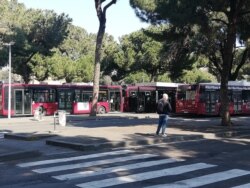 Автобусна зупинка біля залізничного вокзалу Терміні, Рим, Італія. 11 квітня 2020 року