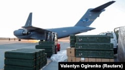Вантажні літаки Литви доставили до України сучасні комплекси Stinger та захисні жилети
