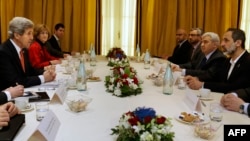 АКШнын мамкатчысы Жон Керри (солдо) Сириянын оппозициялык коалициясынын лидери Моаз ал-Хатиб (оңдо) менен алгачкы ирет Римде жолугушту, 28-февраль, 2013