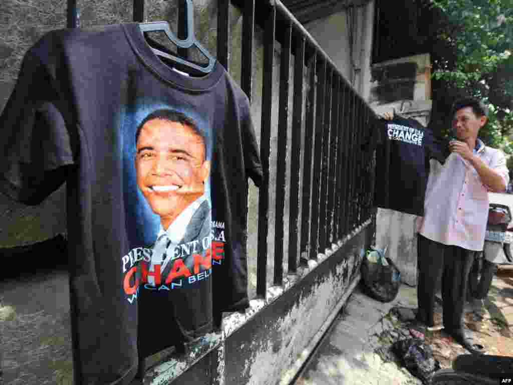 فروش تی شرت با تصویر باراک اوباما، رییس جمهوری آمریکا در جاکارتا پایتخت اندونزی - اندونزی