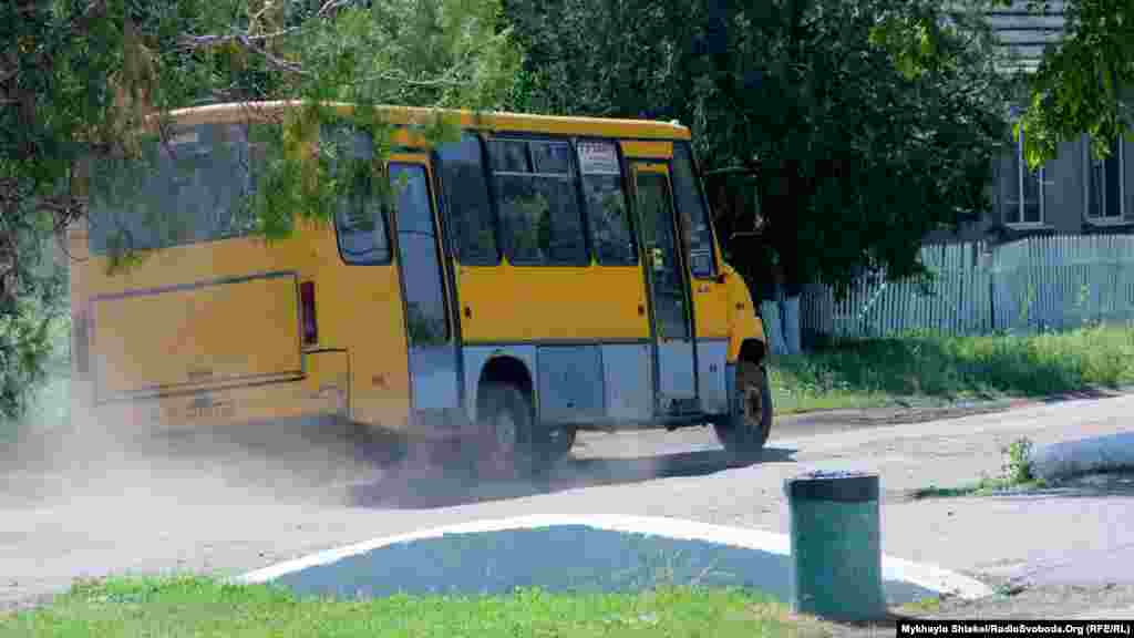 В селище ходить три маршрутні таксі &ndash; з Одеси, Татарбунар і Білгорода-Дністровського. Кожне ходить раз на день, і місцеві мешканці сподіваються, що влітку деякі будуть ходити не тільки вранці, але і ввечері.