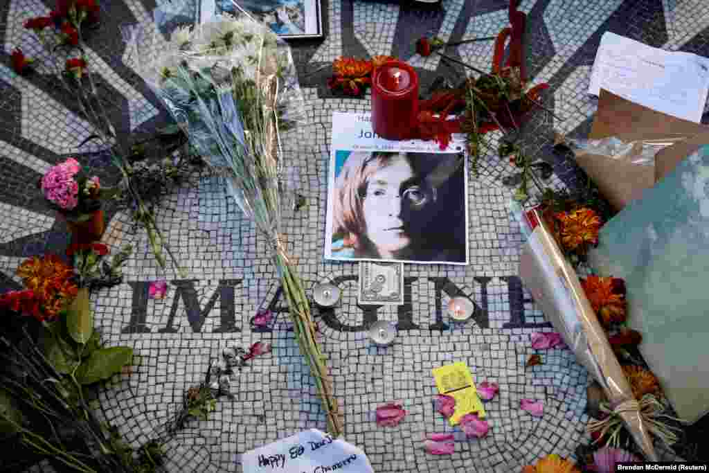 Мемориал Джона Леннона в районе &laquo;Strawberry Fields&raquo; в Центральном парке в Нью-Йорке в день 80-летия со дня рождения музыканта, 9 октября 2020 года