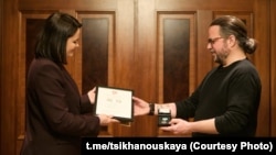Сьвятлана Ціханоўская ўручае мэдаль Інгу Пэцу