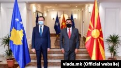 Premijeri Kosova i Severne Makedonije Albin Kurti i Zoran Zaev u Skoplju 16. septembra 2021.
