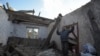 Egy helyi nézi lerombolt lakását egy kétszintes lakótömbben, amelyet nemrég ért találat Makijivkában 2024. január 12-én