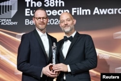 Триер и сценаристът Ескил Вогт на Европейските филмови награди, 17 януари 2026 г.