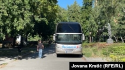 Jedan od Jaćimovićevih autobusa parkiran u kampusu novosadskog univerziteta, 27. avgust 2025.