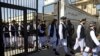Afgán rabok szabadon bocsátása a kabuli Puli-Sarki börtönnél 2018. január 11-én