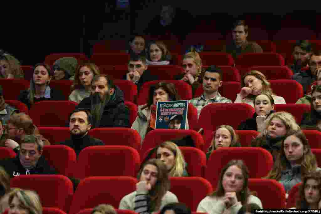 Портрет одного зі зниклих безвісти тримають його рідні у залі під час прем’єри фільму. «Головна ідея – показати апокаліптичні події, які переживає Україна через Росію. Президент України днями заявив, що на полі бою – 55 тисяч вбитих оборонців, але значно більше безвісти зниклих. У нас є конкретна цифра у фільмі. Станом на кінець 2025 року тільки офіційна кількість безвісти зниклих – 80 тисяч. Потрібно сприймати це не як цифру, а як конкретну історію людини», – розповідає редактор стрічки Дмитро Джулай