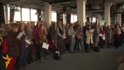 Беларусы засьпявалі разам «Пагоню» і «Магутны Божа»