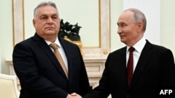 Președintele Rusiei, Vladimir Putin, și prim-ministrul Ungariei, Viktor Orban, își strâng mâinile în timpul unei întâlniri la Kremlin, Moscova, 28 noiembrie 2025.