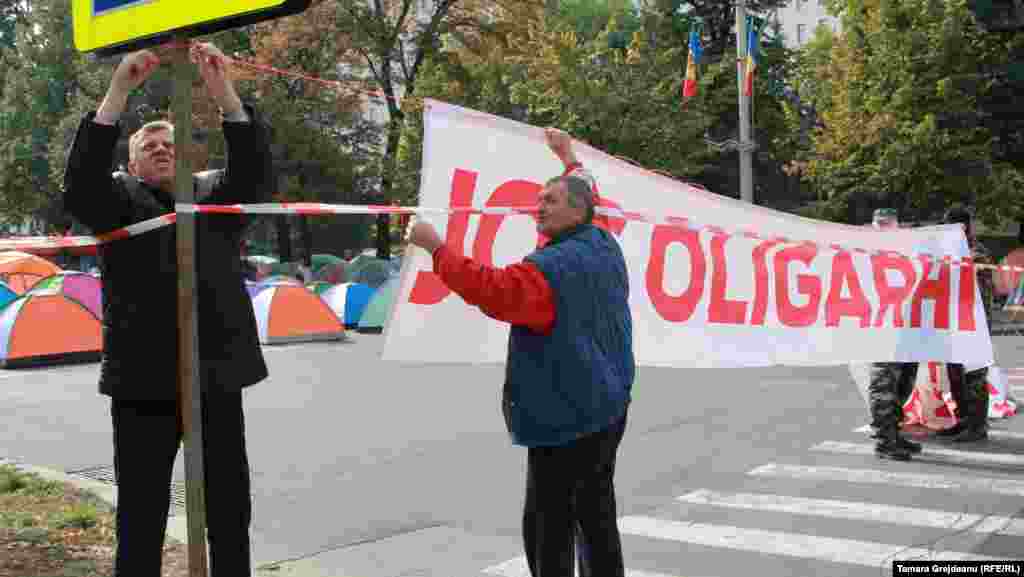 Manifestanții separă zonele blocate de protestul cu corturi pe bulevardul Ștefan cel Mare.