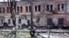 Поліцейський на місці російського удару в Харкові, 7 липня 2025 року