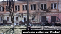 Поліцейський на місці російського удару в Харкові, 7 липня 2025 року