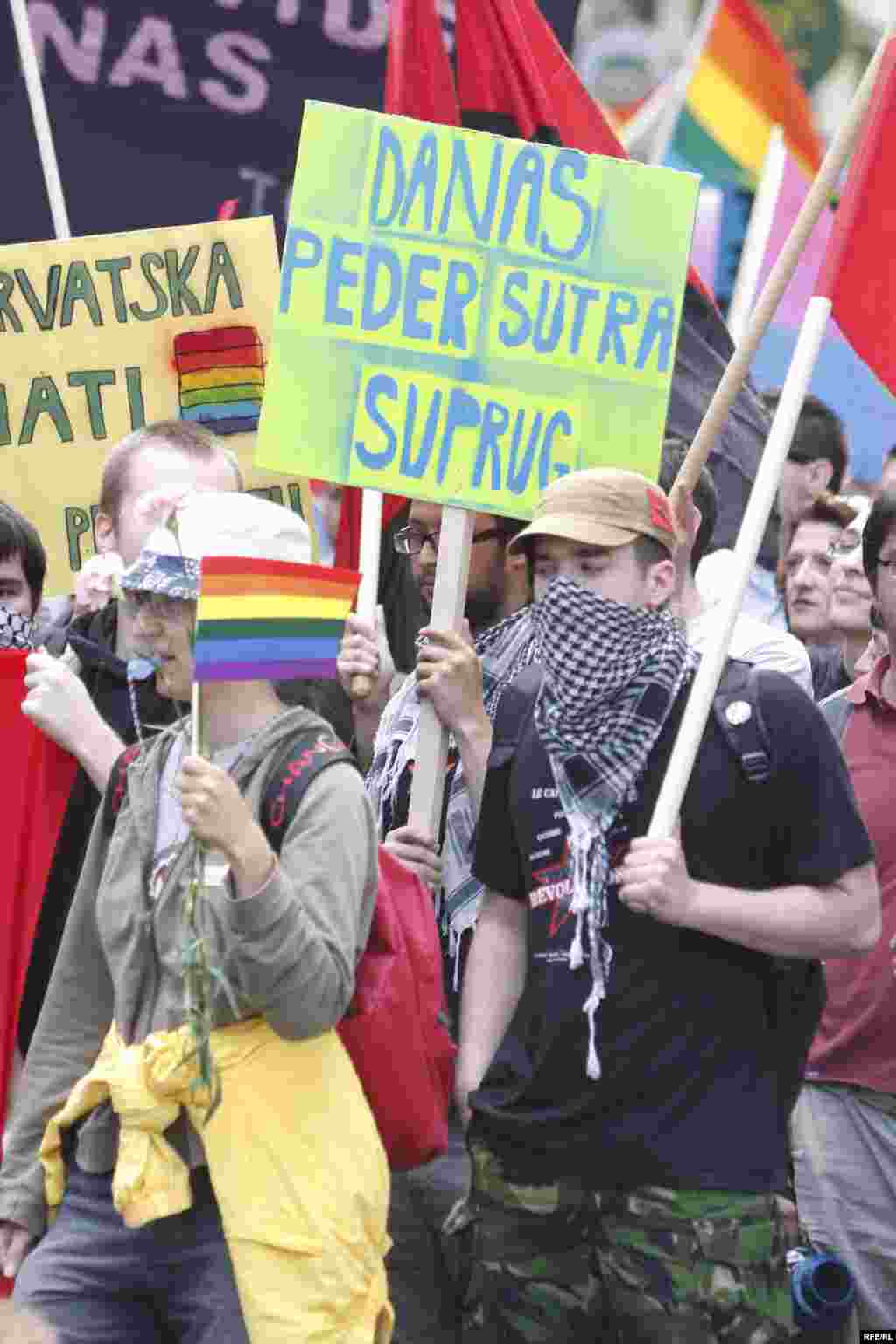 Parada ponosa u Zagrebu 19. jun 2010. , FOTO: ZOOMZG - Ovogodišnja manifestacija, koja je održana pod sloganom "Hrvatska to može progutati", okupila je oko 600 učesnika koji su došli da podrže pravo homoseksualaca na različitost. Povorku, koja je šetala ulicama Zagreba, obezbjeđivalo je oko 200 policajaca, 20-ak kombija i desetak automobila. Na Trgu bana Jelačića povorka se susrela sa predstavnicima Hrvatske čiste stranke prava, koji su organizovali kontraskup, ali nije došlo do fizičkih sukoba.