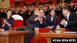 Ким Чен Ын с женой в театре.