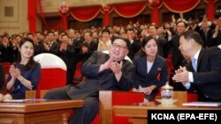 Кім Чен Ин з дружиною в театрі