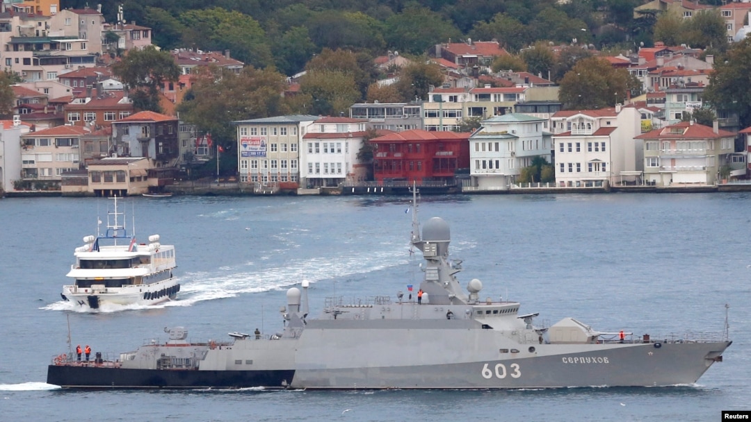 Corveta Serpukhov, a flotei ruse, trece prin strâmtoarea Bosfor pentru a ajunge în Marea Mediterană