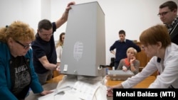 Szavazatokat számolnak Budapest 5. számú egyéni választókerületében 2018. április 14-én