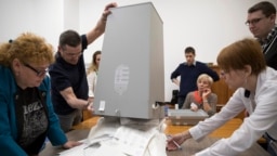 Szavazatokat számolnak Budapest 5. számú egyéni választókerületében 2018. április 14-én (Képünk illusztráció)