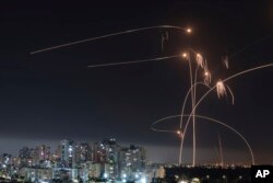 Kupola e Hekurt e Izraelit vëren dhe shkatërron raketa të hedhura nga Rripi i Gazës në Ashkelon, jug të Izraelit.