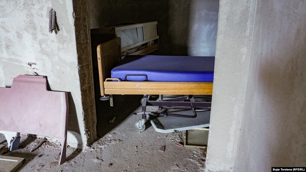 Duke parë se jetësimi i projektit nuk ishte askund, shteti ndau fonde për rinovim të Klinikës ekzistente Emergjente. Kryeministri i Kosovës, Albin Kurti, bashkë me ministrin e Shëndetësisë, Arben Vitia morën pjesë në përurimin e klinikës në gusht të vitit 2024. Punimet kushtuan rreth 800 mijë euro.