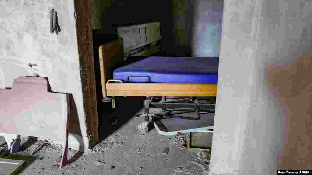 Duke parë se jetësimi i projektit nuk ishte askund, shteti ndau fonde për rinovim të Klinikës ekzistente Emergjente. Kryeministri i Kosovës, Albin Kurti, bashkë me ministrin e Shëndetësisë, Arben Vitia morën pjesë në përurimin e klinikës në gusht të vitit 2024. Punimet kushtuan rreth 800 mijë euro.