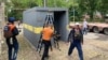 Встановлення укриттів від уламків у мікрорайоні Корабел (Острів), Херсон