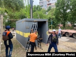 Встановлення укриттів від уламків, мікрорайон Корабел (Острів) у Херсоні, травень 2024 року