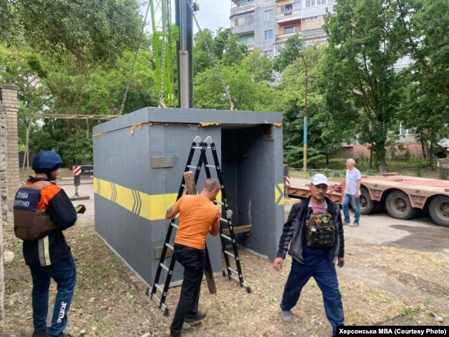 Встановлення укриттів від уламків, мікрорайон Корабел (Острів) у Херсоні, травень 2024 року