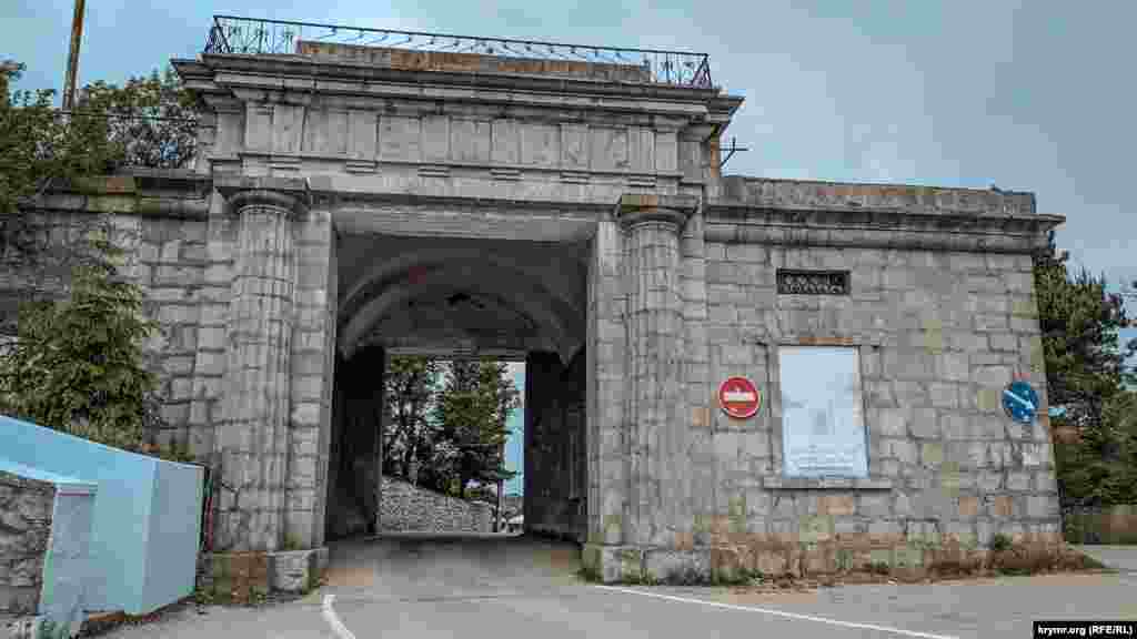 На перевалі, висота якого 503 метри над рівнем моря, в 1848 році побудовані знамениті Байдарські ворота. Зараз це пам&#39;ятник архітектури